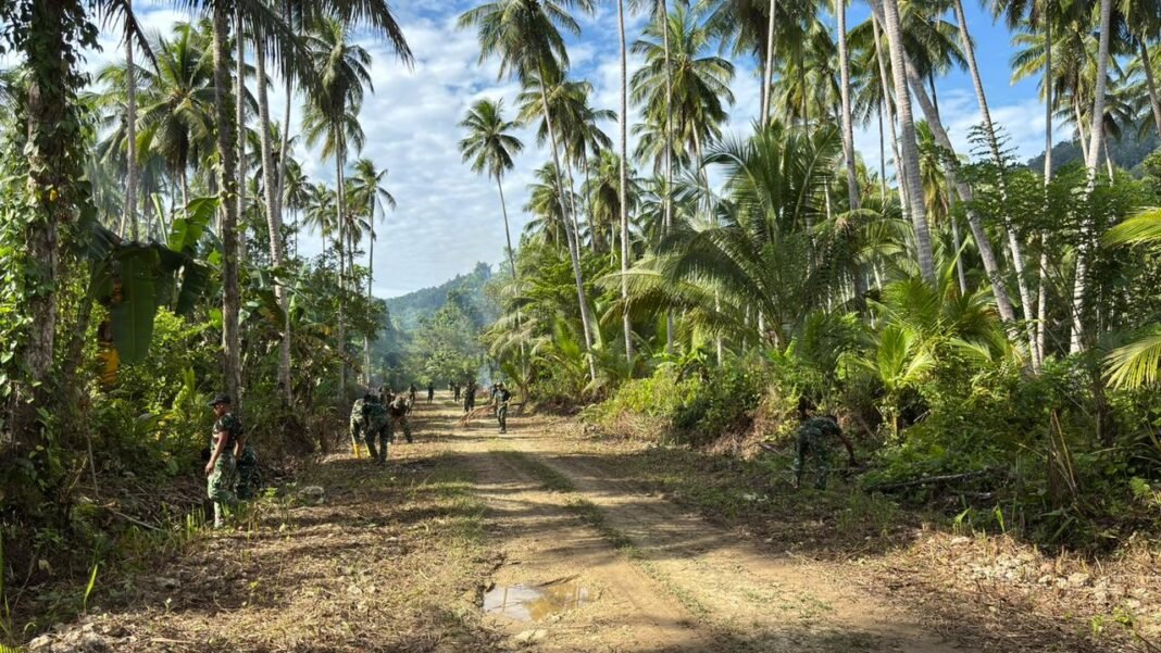 Dansatgas TMMD 127 Kodim 1804/Kaimana Memantau Pembukaan Jalan di Kampung Marsi