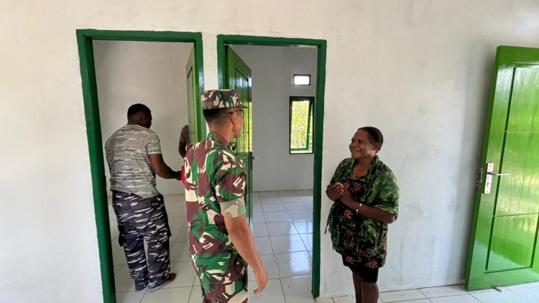 Dansatgas TMMD ke-127 TNI Cek Pembangunan Rumah Warga di Kaimana