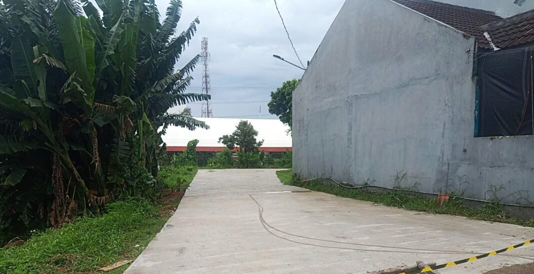 Kodim 0508/Depok Tingkatkan Infrastruktur di Sukamaju Meski Hujan Mengguyur