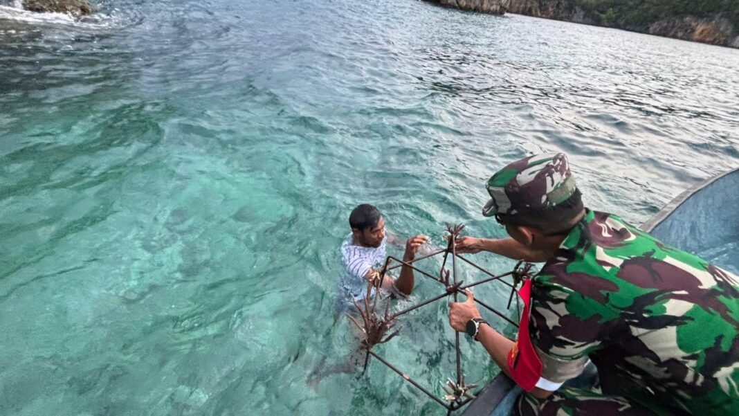 TMMD 127 Kodim 1804/Kaimana Dorong Pelestarian Laut Lewat Transplantasi Terumbu Karang