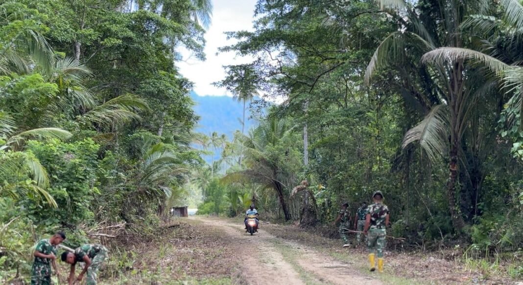 Satgas TMMD 127 Kodim 1804/Kaimana Selesaikan Finishing Jalan di Kampung Marsi
