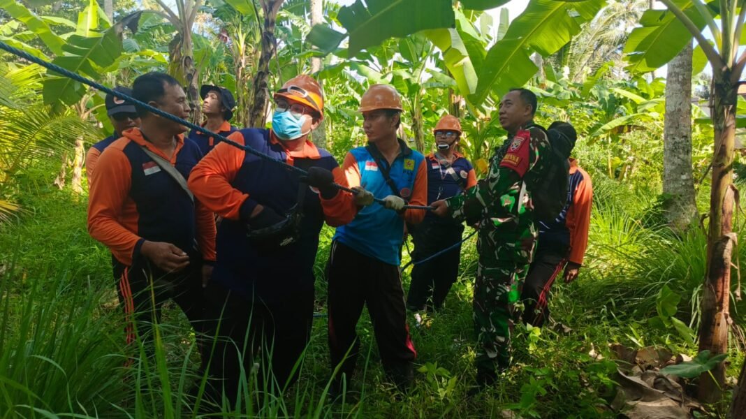 Aparat TNI Polri dan BPBD Evakuasi Pohon Kelapa Tumbang di Dusun Bucu Mel