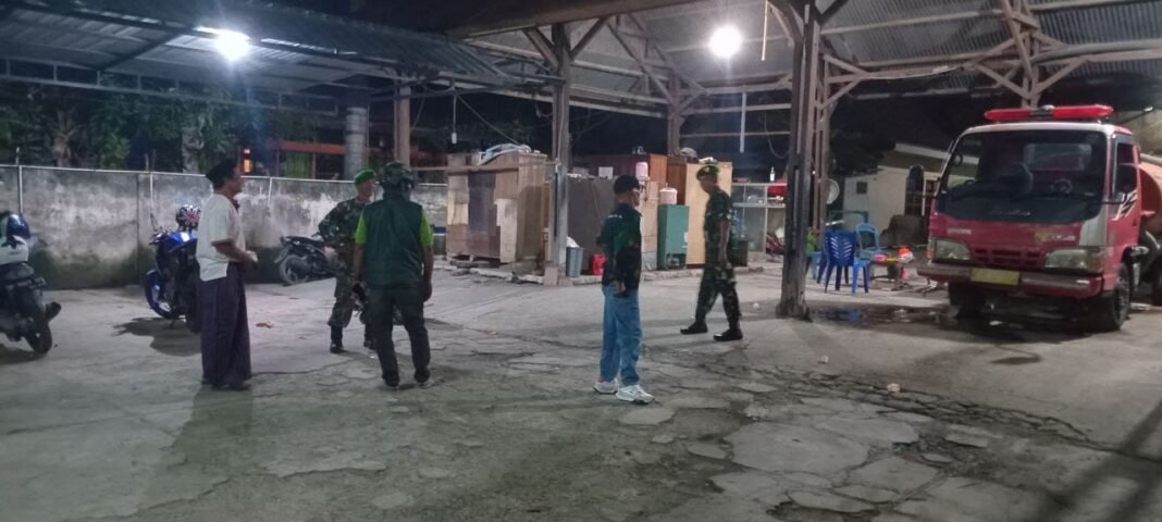 Babinsa Koramil 1420-03/Maritengngae Pimpin Patroli Siskamling untuk Keamanan Pangkajene
