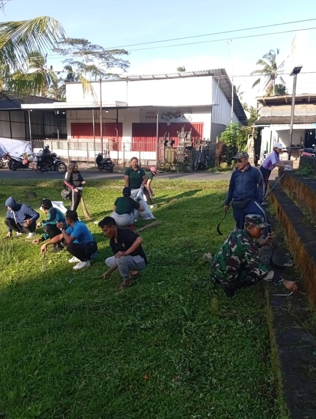 Babinsa Yangapi dan Warga Bersinergi Bersihkan Lapangan Metra Menyambut Nyepi