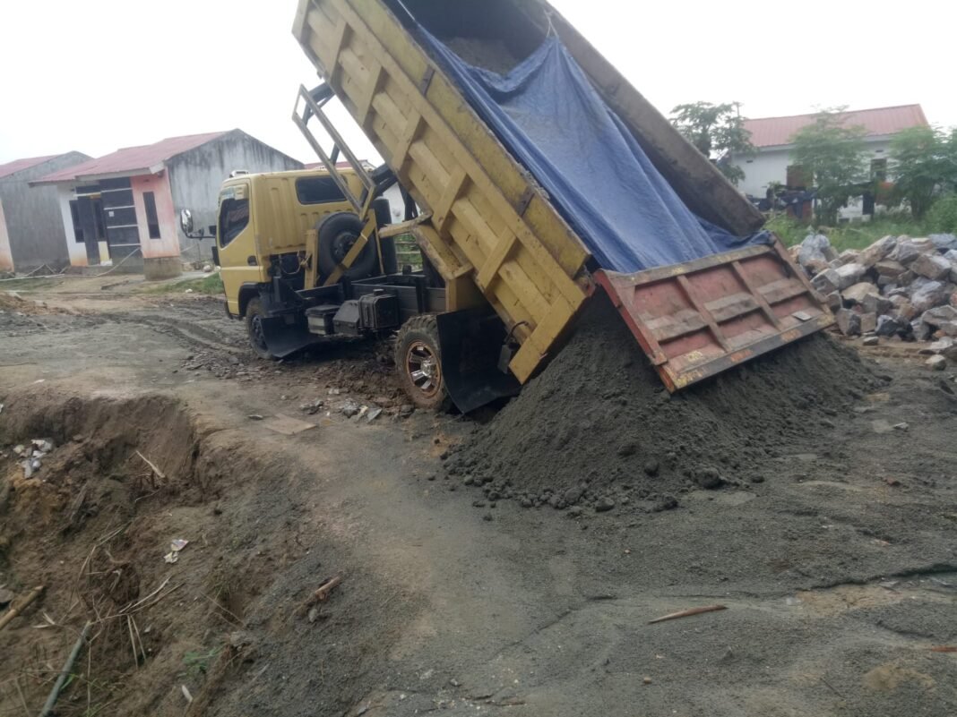 Truk Material TMMD 127 Kodim Kendari Percepat Pembangunan Infrastruktur