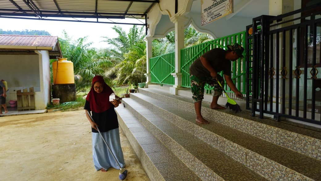 Satgas TMMD 127 Kodim 1015/Sampit Gelar Aksi Bersih Masjid untuk Perkuat Silaturahmi