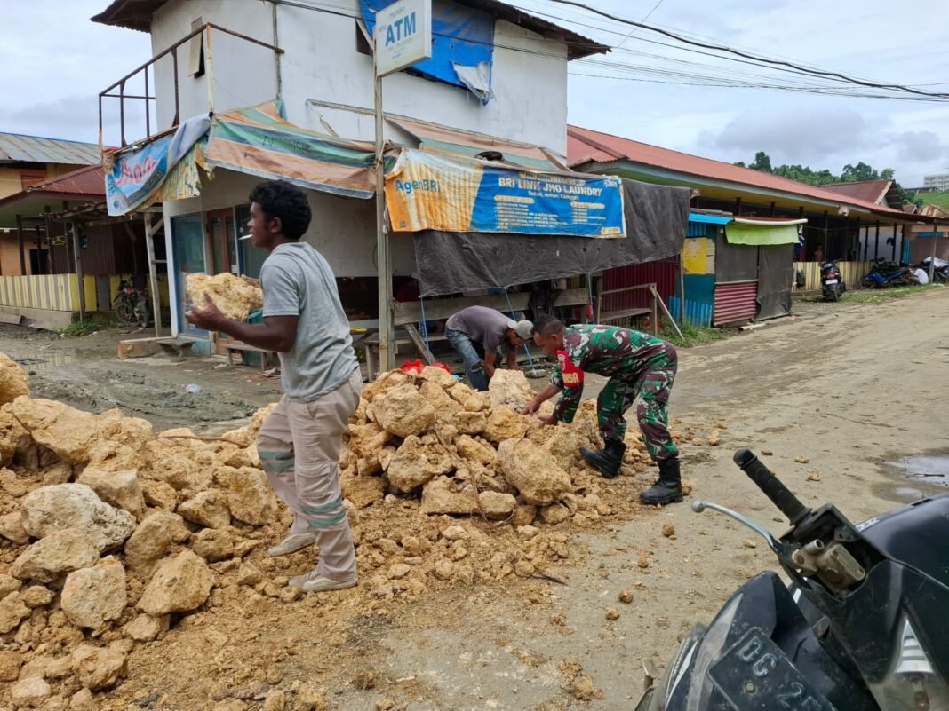 Babinsa Koramil 1512-01/Weda Bersama Masyarakat Membangun Gorong-Gorong untuk Infrastruktur Desa Lelilef Sawai