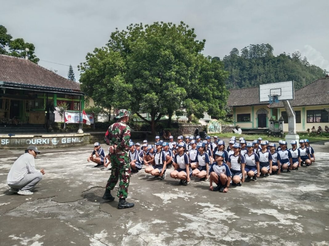 Pelatihan PBB oleh Babinsa di SMPN 4 Kintamani untuk Siswa OSIS dan PKS