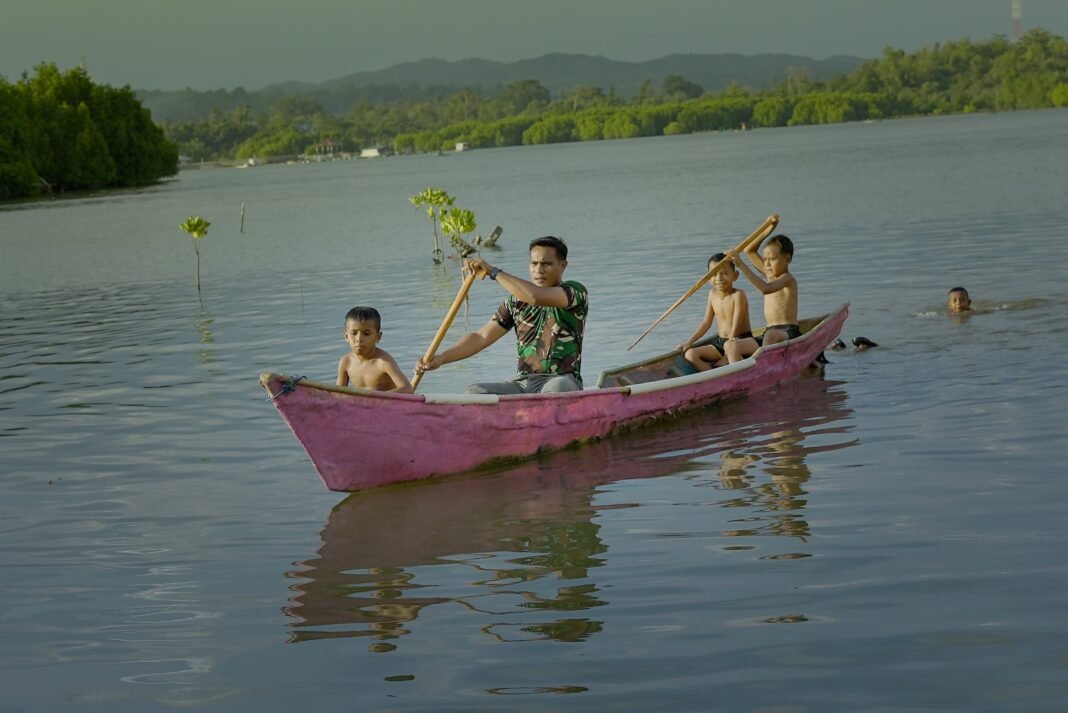 Personel TMMD 127 Kodim 1417/Kendari Jalin Kedekatan dengan Anak-Anak Pesisir