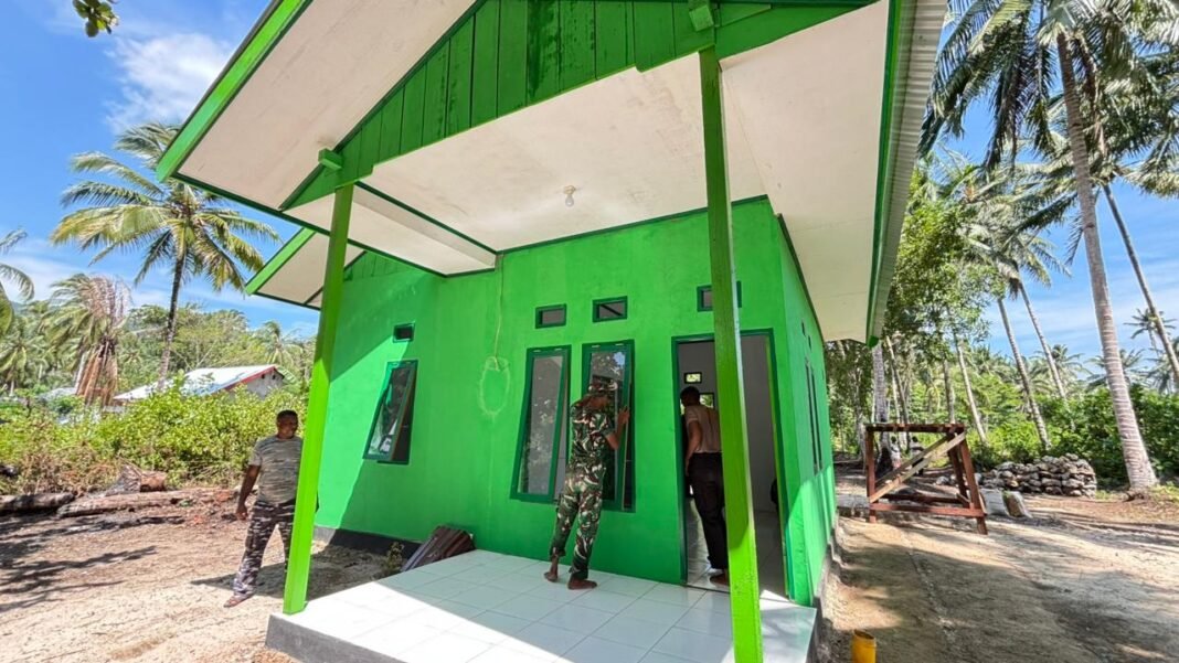 Satgas TMMD 127 Kodim 1804/Kaimana Lakukan Pembersihan Rumah Warga di Kampung Sisir