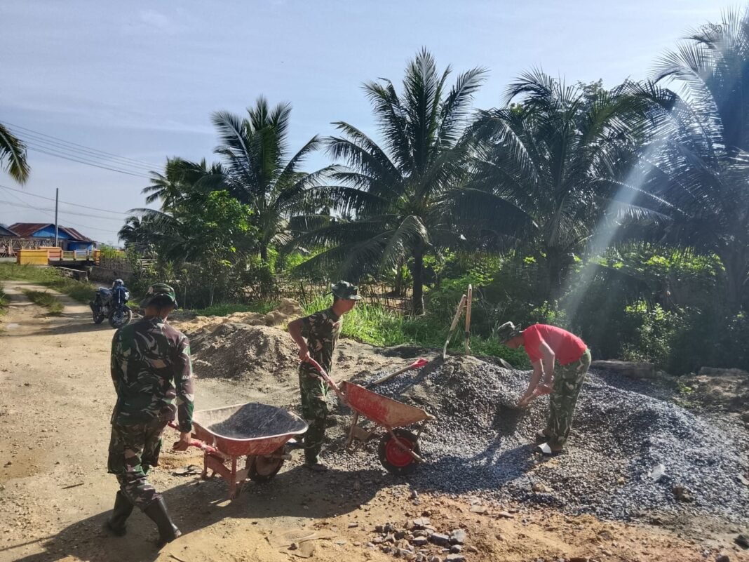 Satgas TMMD 127 Laksanakan Pelangsiran Material untuk Pembangunan Bak Air di Sambuli