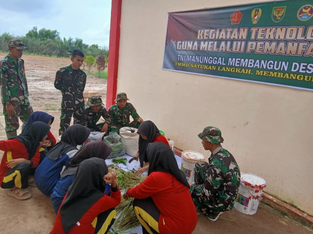 Kolaborasi Satgas TMMD 127 dengan Siswa SMPN 3 Pulau Rimau: Pelatihan Pembuatan Pupuk Organik dari Eceng Gondok