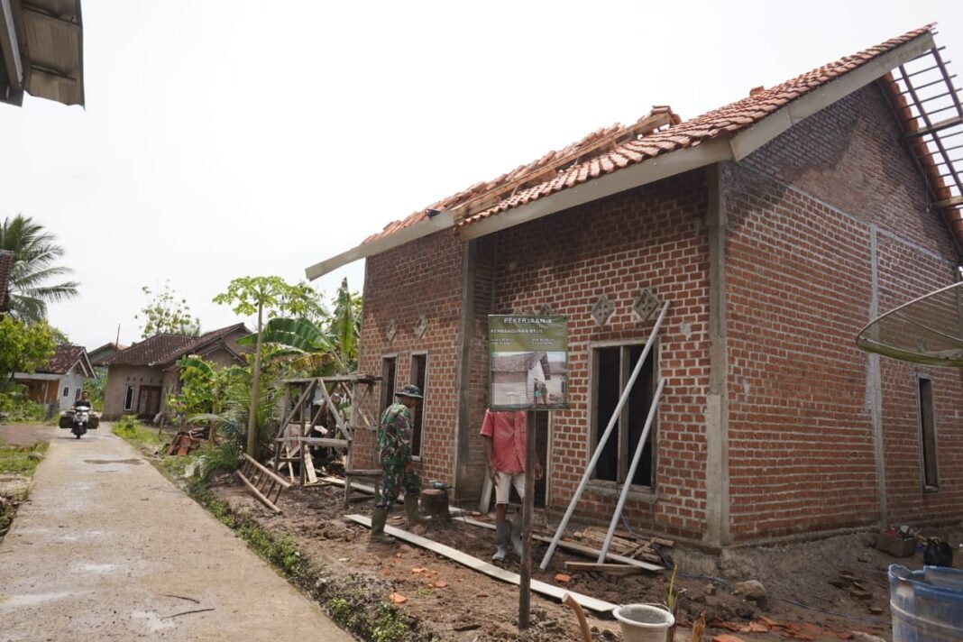 Pembangunan Rumah Layak Huni Ngadino Mulai Pemasangan Genteng