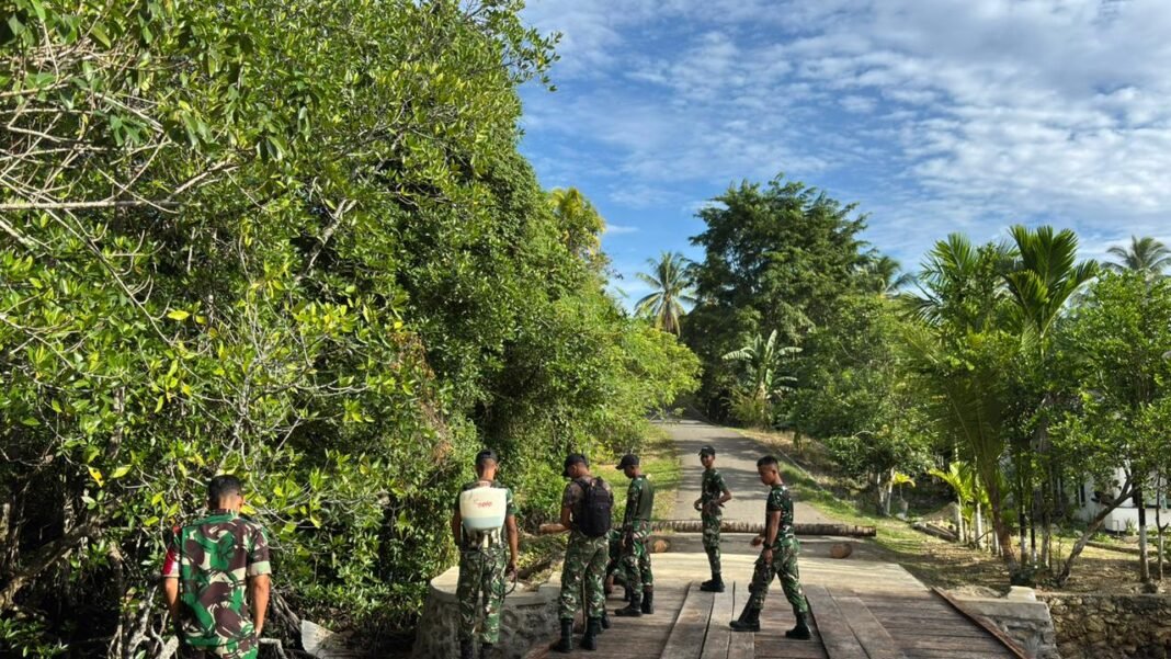 Satgas TMMD Kodim 1804/Kaimana Laksanakan Pembersihan Jembatan di Kampung Marsi