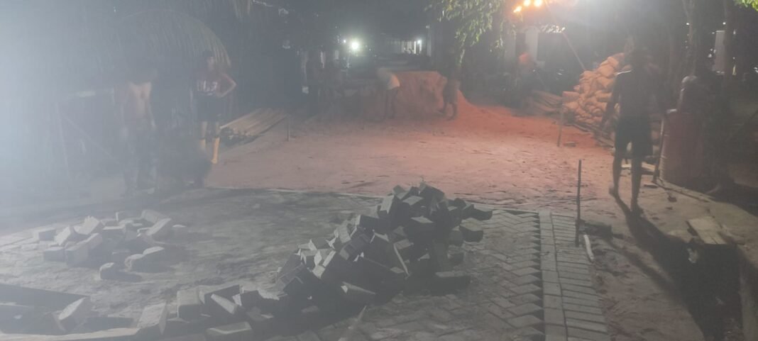 Malam Penuh Semangat: TMMD 127 Paving Jalan untuk Warga Anggoeya