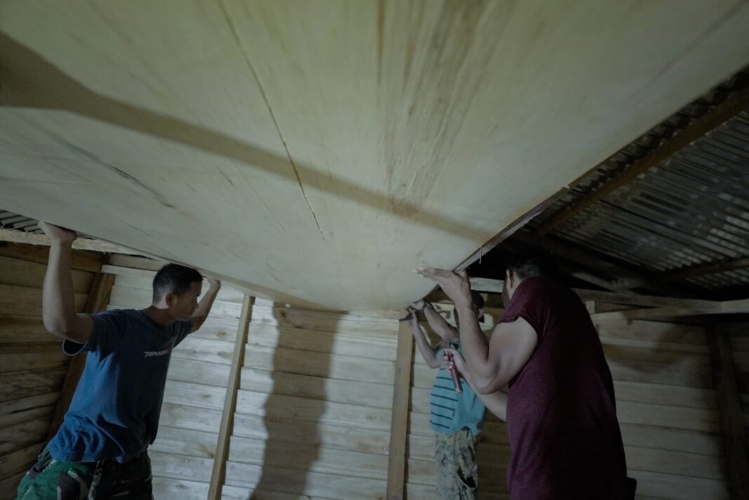 TNI Lanjutkan Pembangunan RTLH di Petoaha, Kendari Hingga Malam