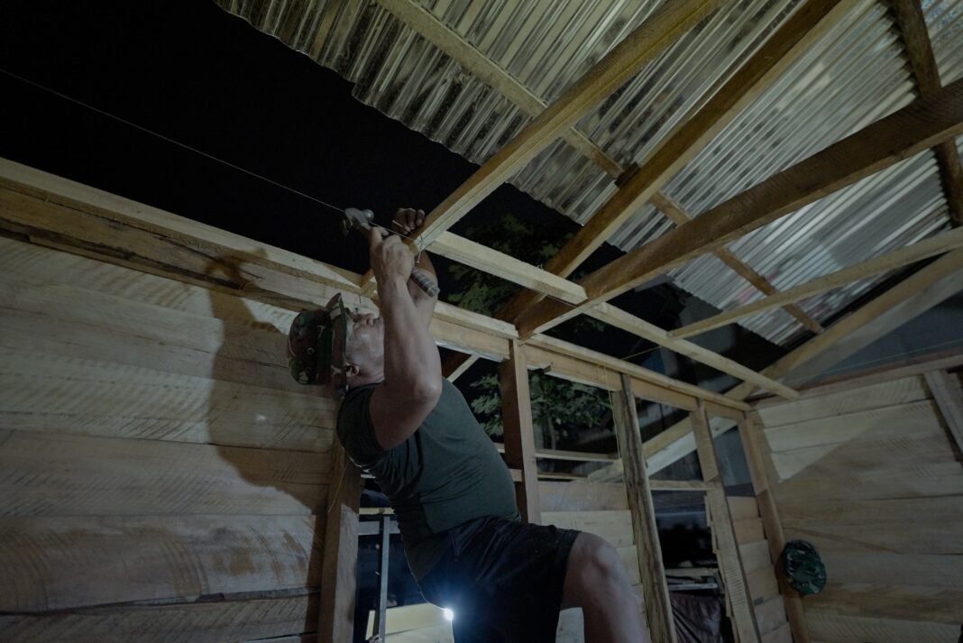 Kolaborasi TNI dan Warga Mempercepat Pembangunan RTLH TMMD 127 di Petoaha