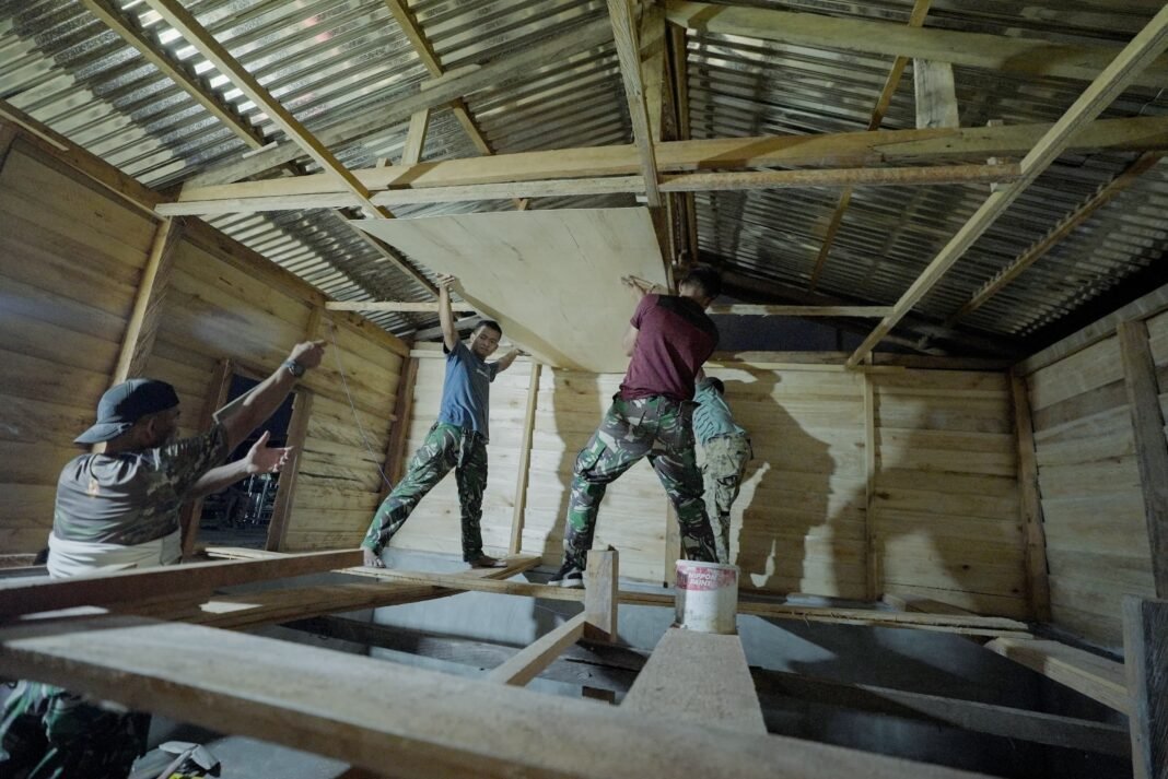 Kerja Sama TNI dan Masyarakat, Pemasangan Plafon RTLH TMMD 127 Berlanjut hingga Malam