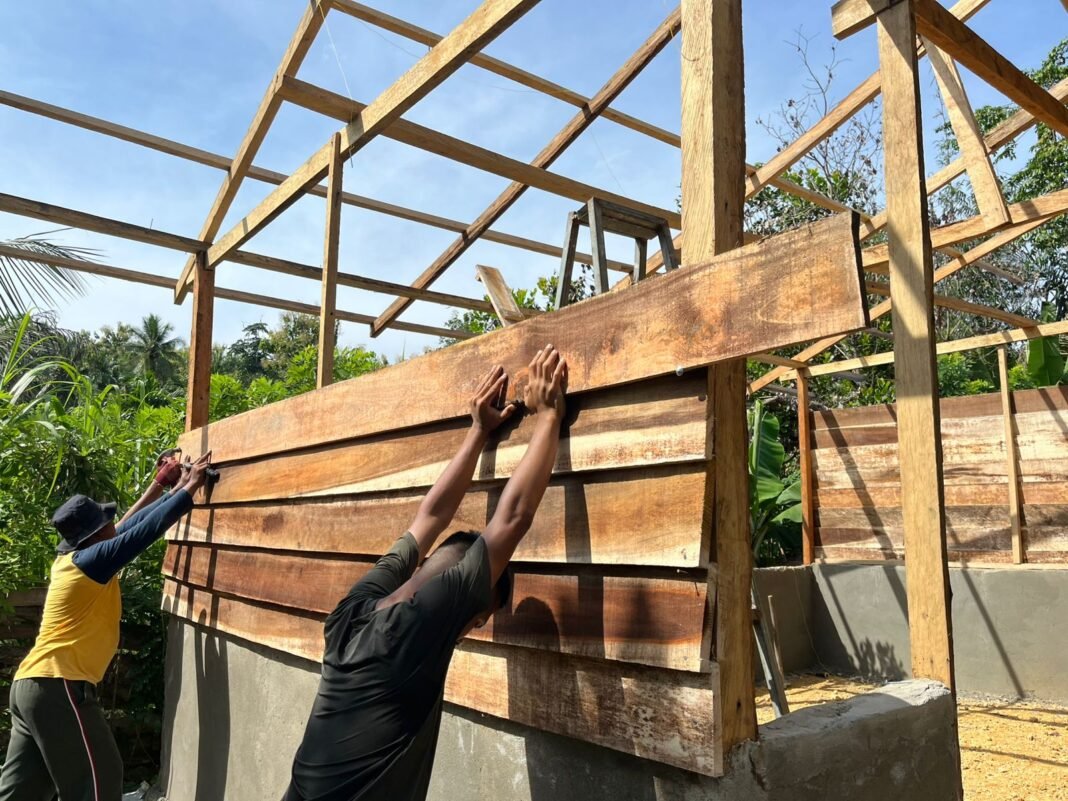 Proyek TMMD 127 Kodim 1417/Kendari: Pemasangan Atap dan Dinding RTLH di Sambuli