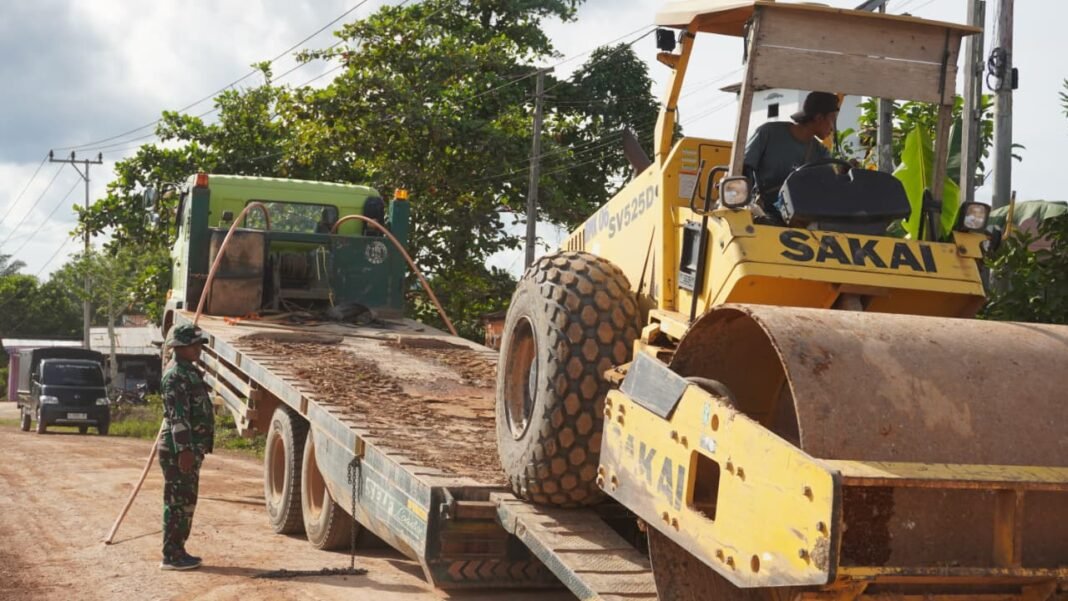 TMMD 127 Kodim 1015/Sampit Terapkan Alat Berat Bomag untuk Pemadatan Jalan