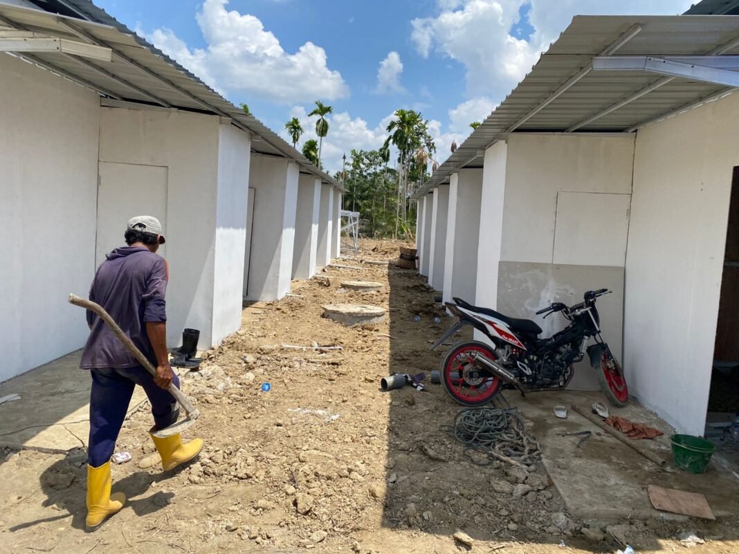 TNI Dampingi Pembangunan Huntara untuk Korban Banjir di Desa Rumoh Rayeuk