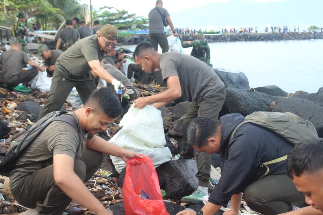 TNI dan Polri Bersama Masyarakat Lakukan Bersih Pantai Untuk Program Indonesia Asri