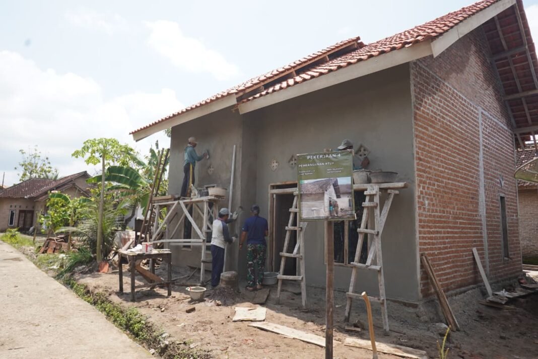 Pembangunan Rumah Layak: RTLH Ngadino Memasuki Tahap Plester Dinding Depan