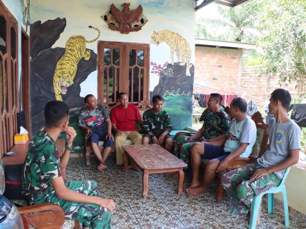 Kedekatan Anggota Satgas TMMD 127 Kodim 0430/Banyuasin dengan Warga di Desa Wonosari