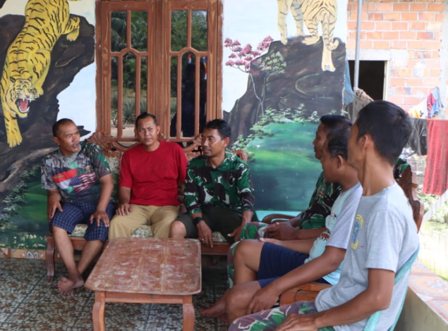 Kebersamaan Satgas TMMD 127 Kodim 0430/Banyuasin dengan Warga di Rumah Sukimin