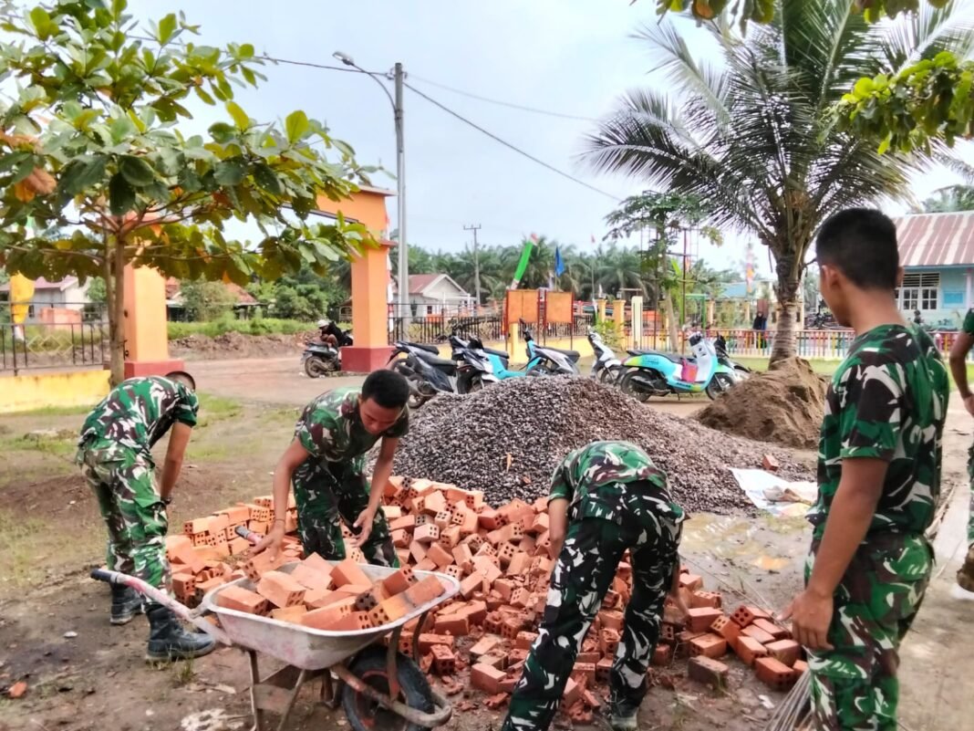 Satgas TMMD 127 Kodim 0430/Banyuasin Bersinergi dengan Warga dalam Pembangunan Fasilitas MCK