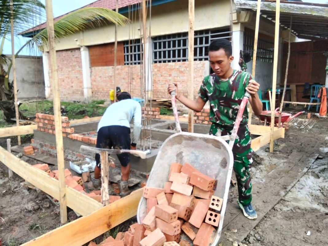 Kebersamaan TNI dan Warga Wonosari dalam Pembangunan MCK