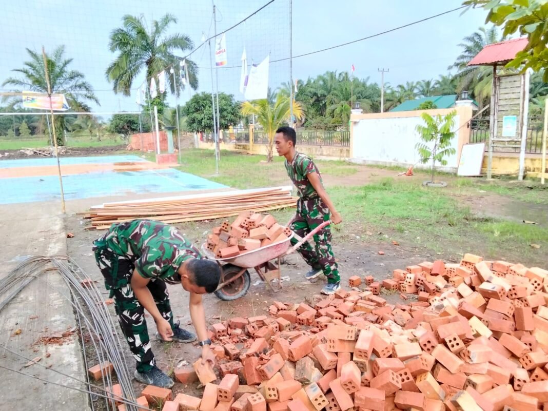Kerja Sama Satgas TMMD 127 Kodim 0430/Banyuasin dan Masyarakat Percepat Pembangunan MCK