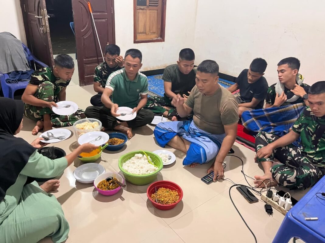 Kebersamaan Satgas TMMD 127 Kodim 0430/Banyuasin saat Sahur Bersama Masyarakat