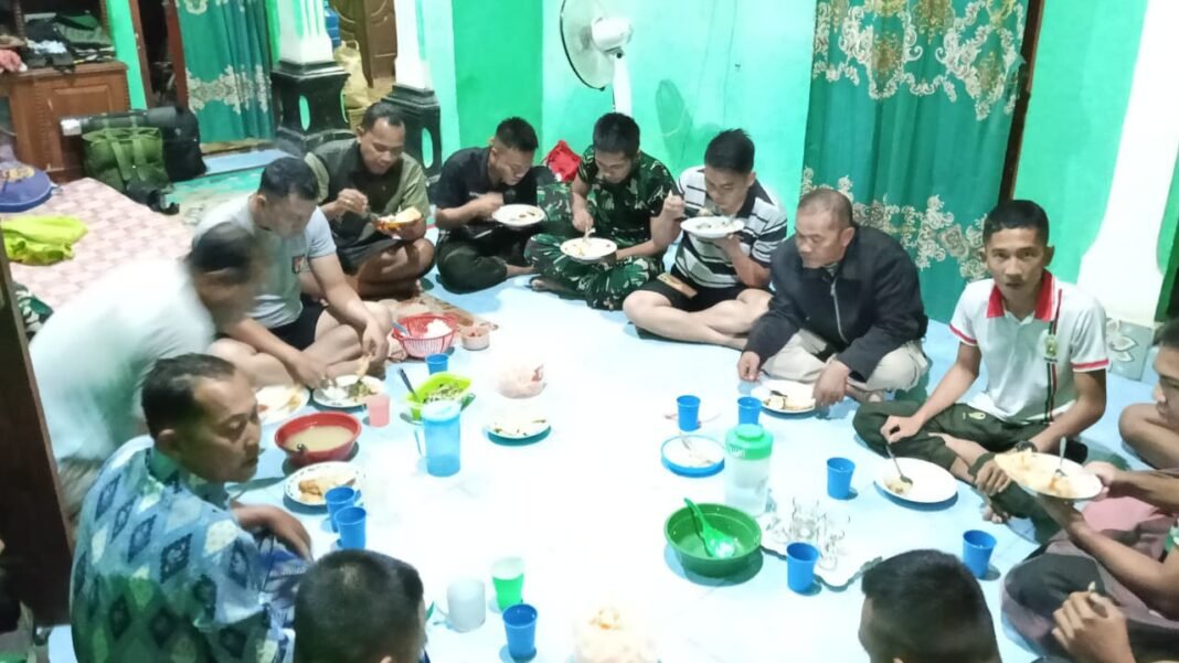 Kedekatan TNI dan Warga Terjalin dalam Momen Sahur Bersama di Banyuasin