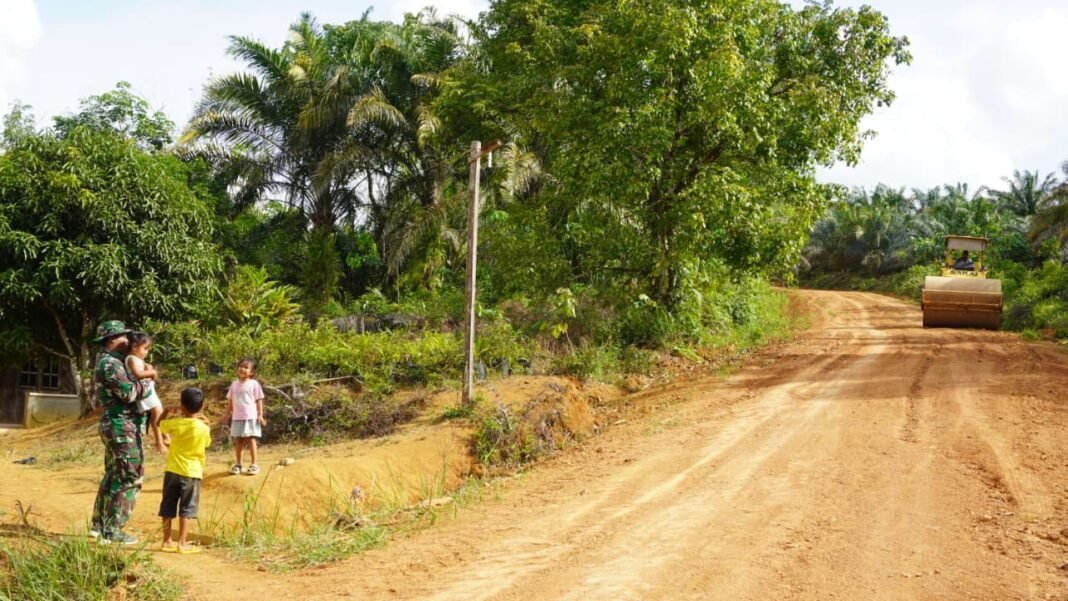 Anak-anak Desa Bukit Indah Tertarik Menyaksikan Alat Berat di TMMD 127