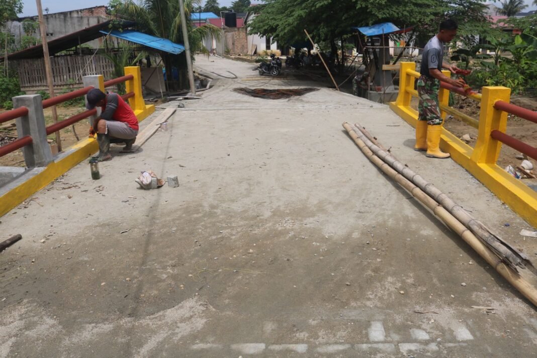 Satgas TMMD 127 Kodim 1417/Kendari Selesaikan Pengecatan Jembatan di Anggoeya