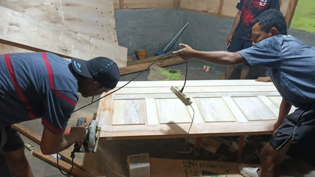 Satgas TMMD 127 Kodim 1417/Kendari Selesaikan Pemasangan Pintu Rumah Warga