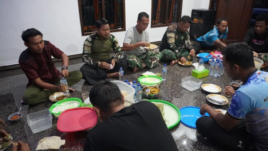 Meningkatkan Kebersamaan, Satgas TMMD 127 Kodim 1015/Sampit Gelar Buka Puasa Bersama Warga