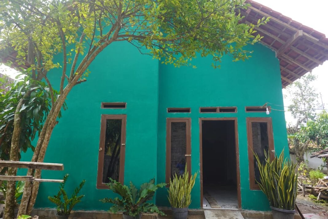 Kebahagiaan Ibu Siti Hamidah Terpancar: Rumah Baru Hasil Program TMMD Telah Selesai