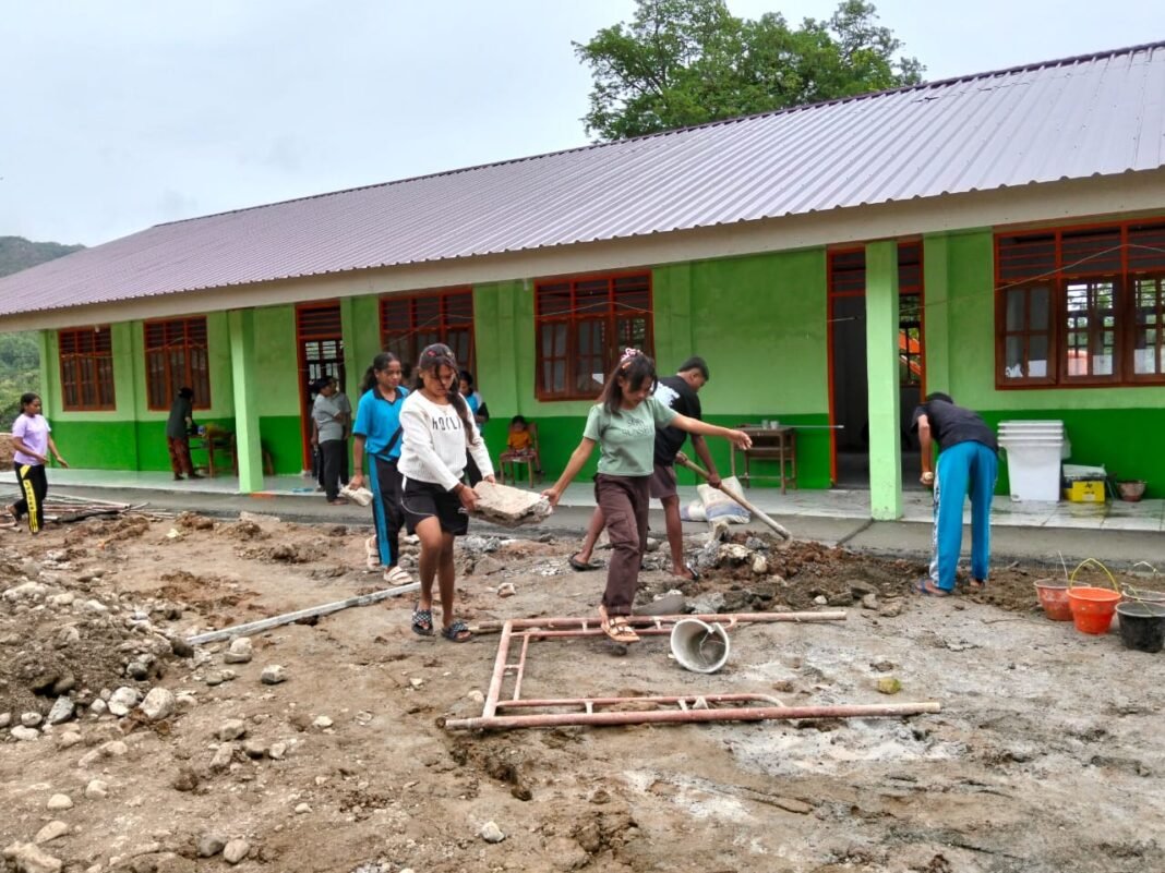 Persiapan Peresmian, Satgas TMMD 127 Bersama Siswa Bersihkan SMAN Bikomi Nilulat