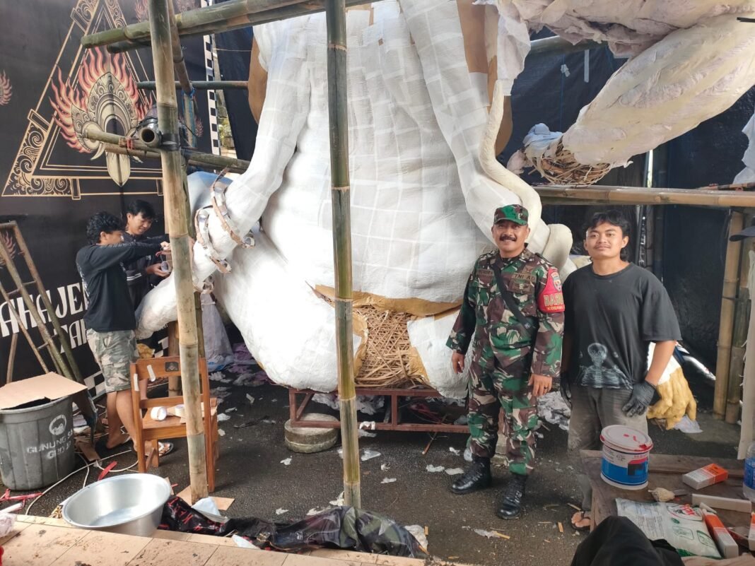 Babinsa Desa Tiga Gelar Komsos Bersama STT Asti Dharma Kerthi dalam Persiapan Ogoh-Ogoh Menyambut Hari Raya Nyepi