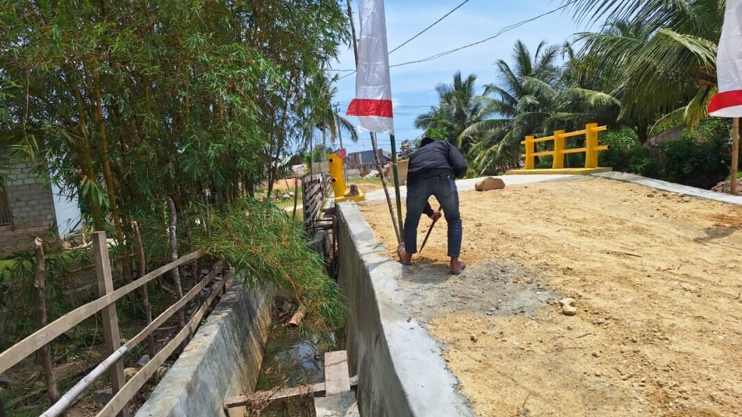 Kolaborasi TNI dan Masyarakat Sukseskan Pembangunan Jembatan TMMD 127