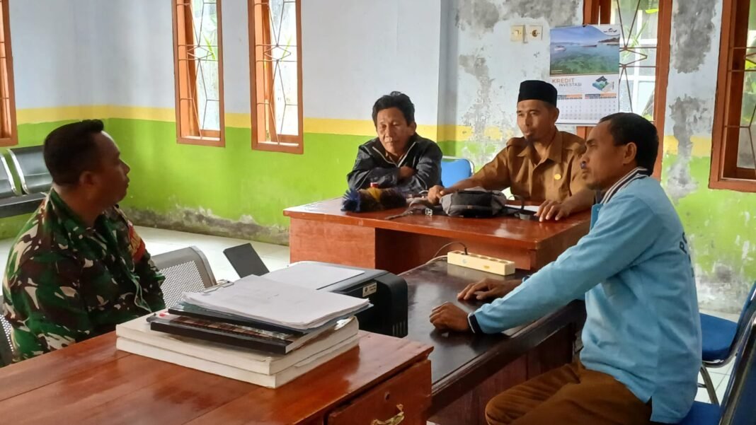 Babinsa Desa Daha Lakukan Komunikasi Sosial dengan Kepala Dusun di Kantor Desa
