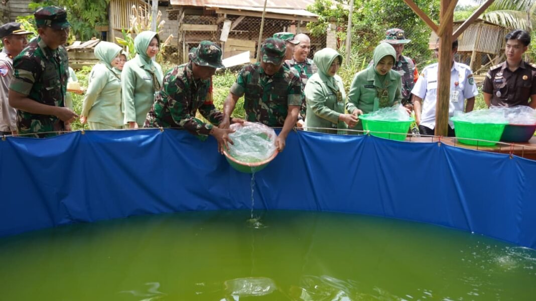 Kasdam XXII/TB Menebar 1.000 Benih Ikan Nila di Desa Tri Buana