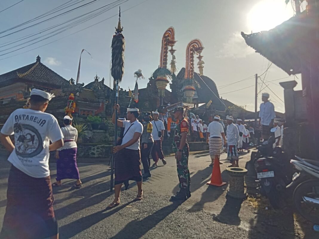 Babinsa dan Aparat Keamanan Amankan Kegiatan Adat Mendak Pratima di Kelurahan Kawan