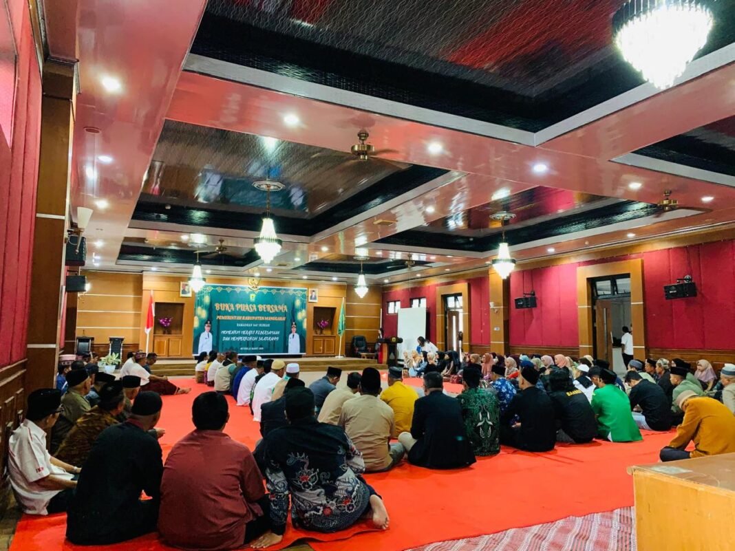 Dandim 1612/Manggarai Rayakan Kebersamaan Melalui Buka Puasa Bersama Pemkab