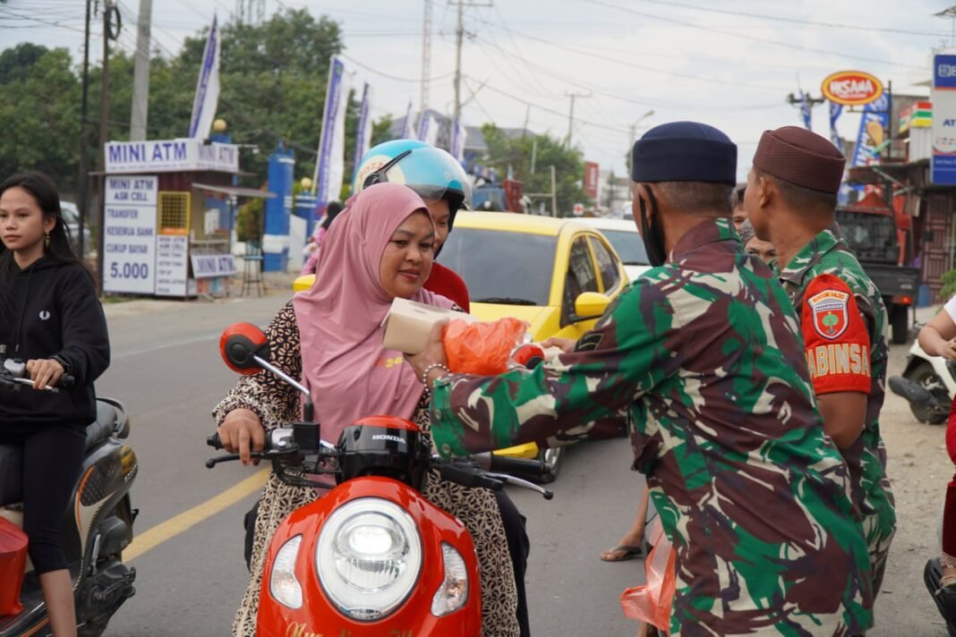 Koramil 1420-05/Dua Pitue dan Persit Membagikan Takjil kepada Pengendara di Bulan Ramadhan