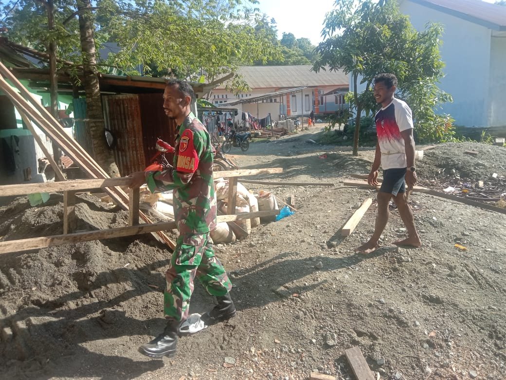 Penuh Semangat, Babinsa Ramil 1512-02/Patani Dukung Pembangunan Rumah Warga