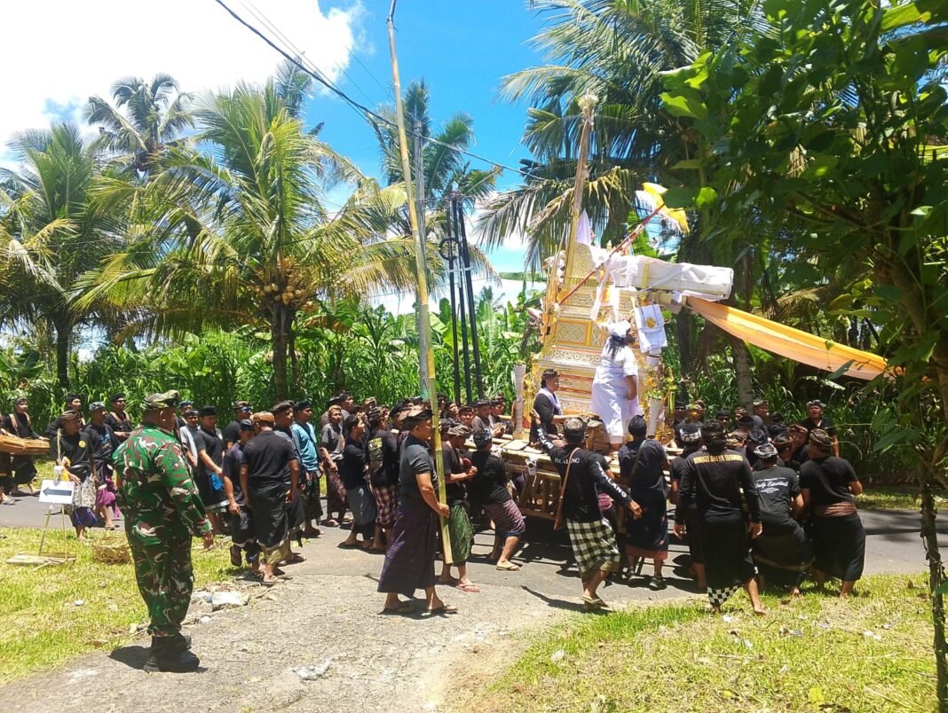 Babinsa dan Bhabinkamtibmas Amankan Upacara Ngaben di Desa Selat
