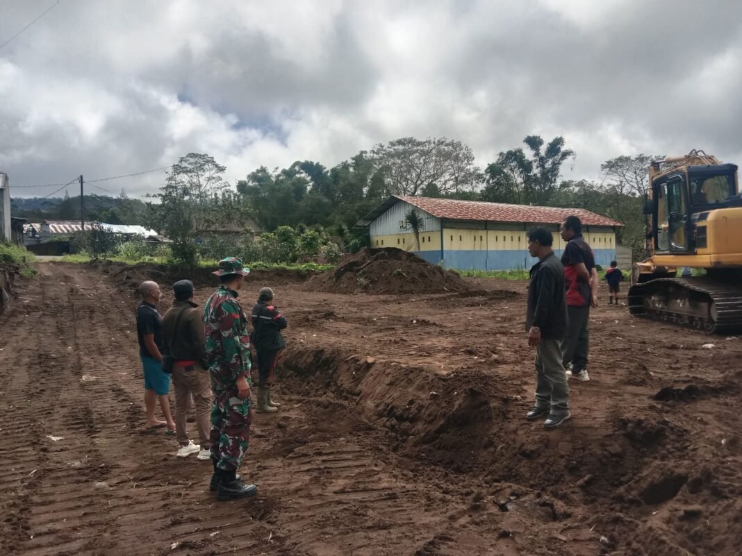 Babinsa Desa Daup Awasi Proyek Pemerataan Lahan KDKMP untuk Pembangunan Desa